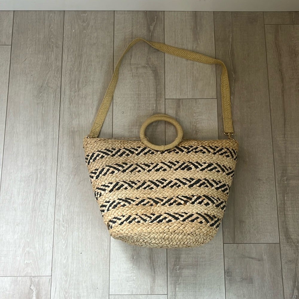 L SPACE TAN DARK BLUE LARGE BEACH TOTE WITH SHOULDER STRAP GOOD USED CONDITION